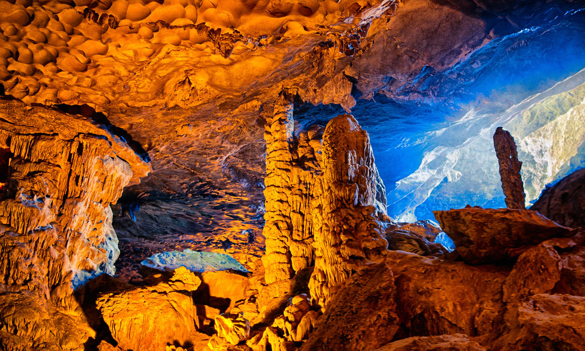 grotte des surprises  croisière baie dhalong 2 jours 1 nuit
